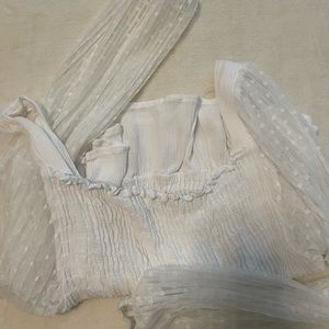 Very flattering white boutique shirt size : small